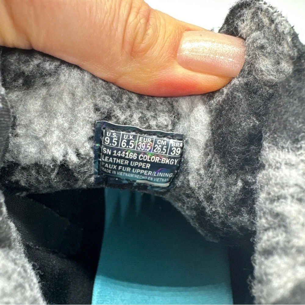 Skechers Women's Black and Gray Winter Boots